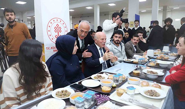 Şehrin yöneticileri, öğrencilerle iftar sofrasında buluştu