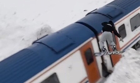 Snowboardla Doğu Ekspresi'nin üzerinden atladı