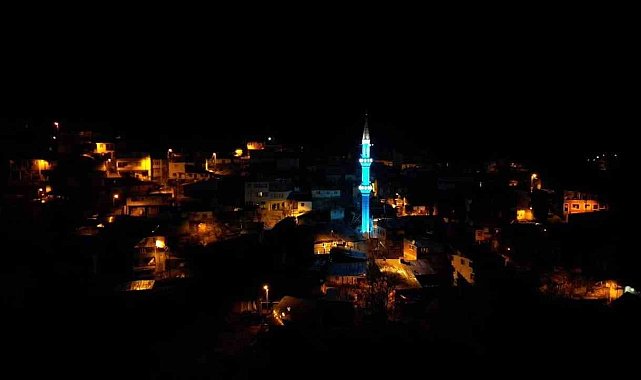 Tarihi cami ışıklandırmasıyla göz kamaştırıyor
