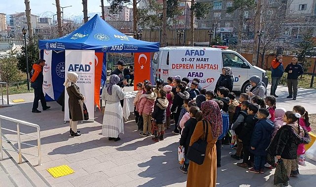 Tarihi Murat Köprüsü'nde deprem farkındalık standı kuruldu