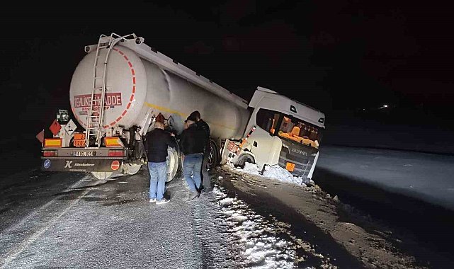 Tatvan'da yakıt yüklü tır yoldan çıktı, kaza ucuz atlatıldı
