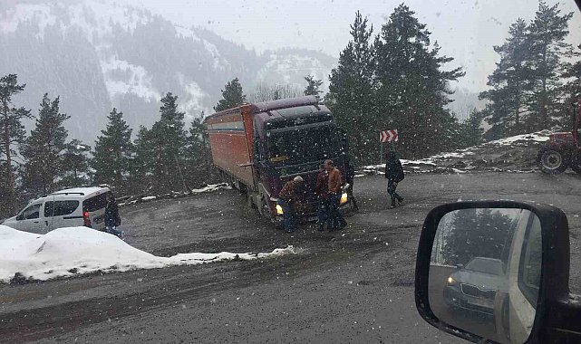 Tır virajı alamadı, yol ulaşıma kapandı