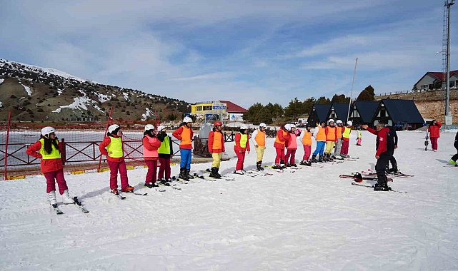 Üniversite öğrencileri ilk kayak heyecanını Ergan Dağı'nda yaşadılar