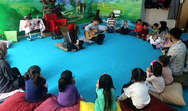 Unutulmaya yüz tutan masal geleneğini yaşatmaya çalışan üniversite öğrencileri anaokulu öğrencilerine derste masal anlatıyor