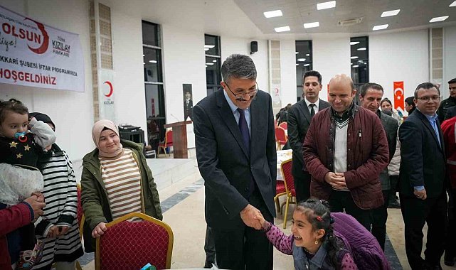 Vali Çelik, ailelerle iftar yemeğinde bir araya geldi