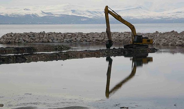 Van Gölü'ndeki çekilme limanları kullanılamaz hale getiriyor