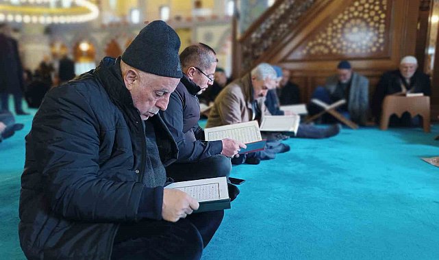 Van'da camilerde mukabele okunuyor