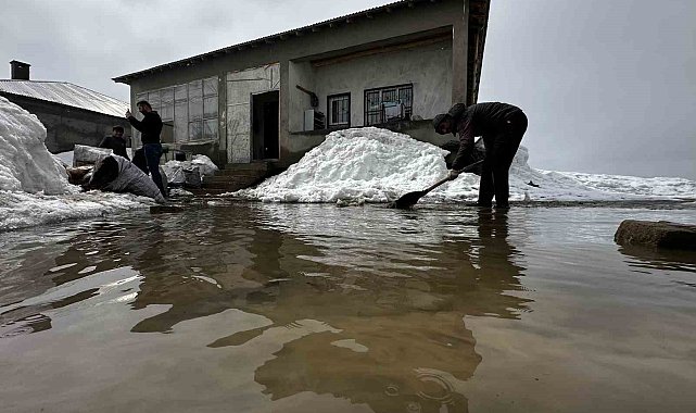 Yüksekova'da bir evin odunluğu sular altında kaldı