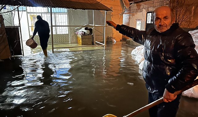 Yüksekova'da evi sular altında kalan 5 nüfuslu aile, akrabalarına sığındı
