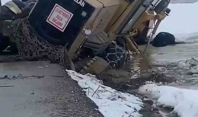 Yüksekova'da iş makinesi yol kenarındaki boşluğa düştü