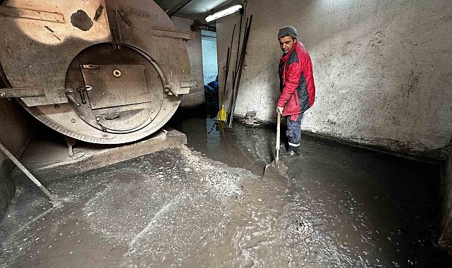 Yüksekova'da yoğun yağışlar sonrası binanın kalorifer dairesi sular altında kaldı
