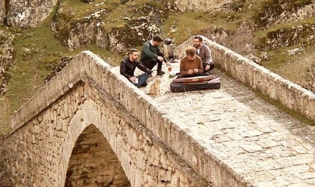 Yüksekovalı gezgin öğretmen bu sefer doğaya dikkat çekmek için santur çaldı