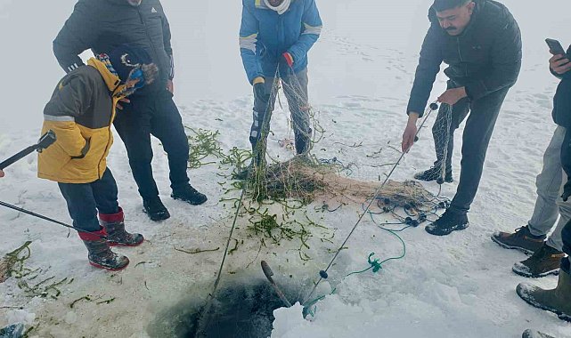 Yüzeyi buz tutan Balık Gölü'nde, buzu kırıp balık tuttular