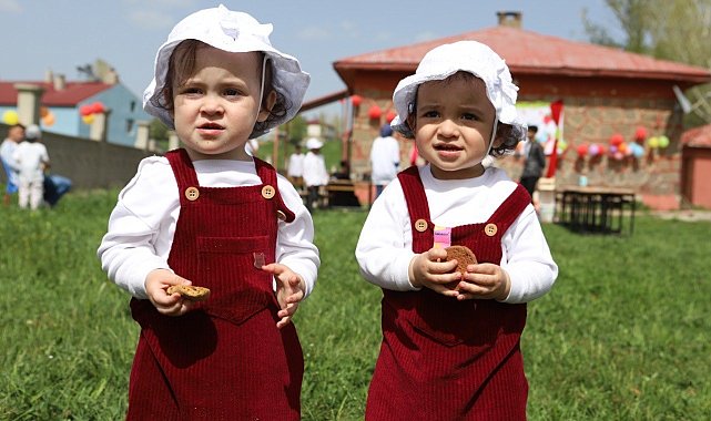 'Çilek Abla' köy okulu öğrencilerini baharla süslenmiş çileklerle buluşturdu