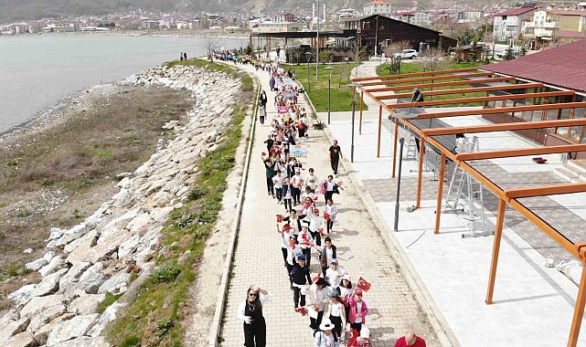 400 öğrenci yürüyüş yapıp sahilde kitap okudu