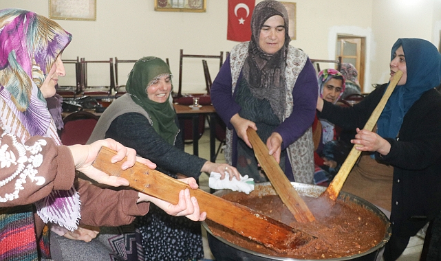 Ağrı'da yaşatılan mevlit helvası geleneği acı günde dayanışma ruhunu simgeliyor