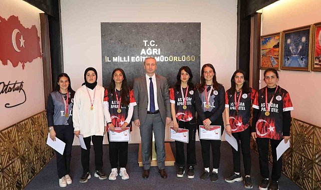 Ağrı Milli Eğitim Müdürü Kökrek, Türkiye Yarı Finallerine gidecek takımı tebrik etti