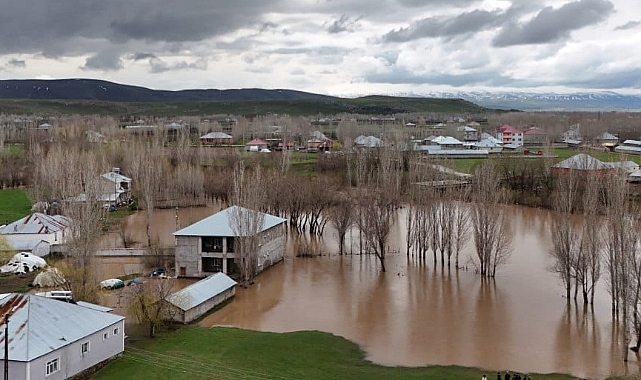 Ağrı'nın Patnos ilçesinde ev ve ahırları su bastı