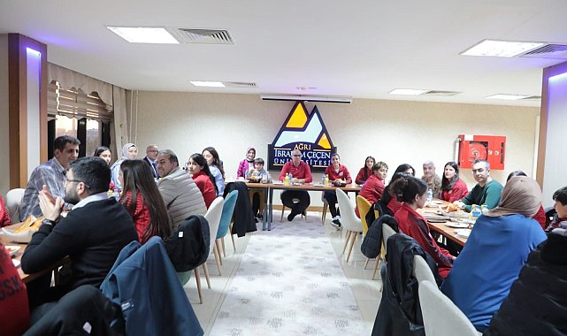 Ağrı Valisi Koç ve eşi, kadın futbol takımıyla iftarda buluştu