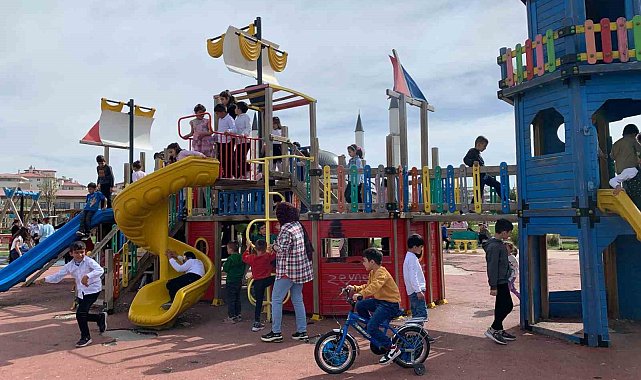 Ağrı'da ilk defa sinemaya giden çocuklar unutulmaz bir 23 Nisan yaşadı