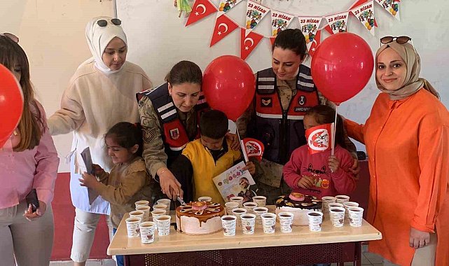 Ağrı'da jandarmadan miniklere 23 Nisan sürprizi