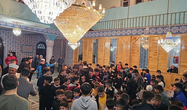 Ağrı'da son teravih çocukların neşesiyle kılındı