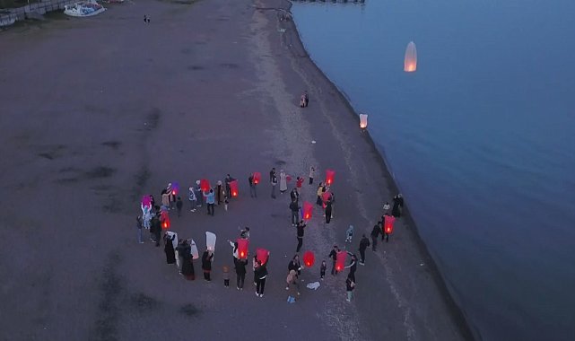 Ahlat'ta Gazzeli çocuklar için dilek feneri uçuruldu