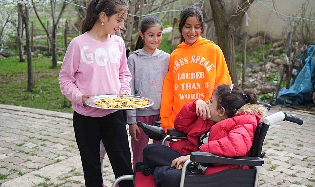 Bayramlarda annesinin sırtında gezen Melike, ilk kez tek başına şeker topladı