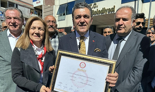 Ardahan Belediye Başkanı Faruk Demir mazbatasını aldı