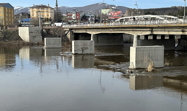 Ardahan'da Kura Nehri eriyen kar birikintileri ve sağanak nedeniyle taştı