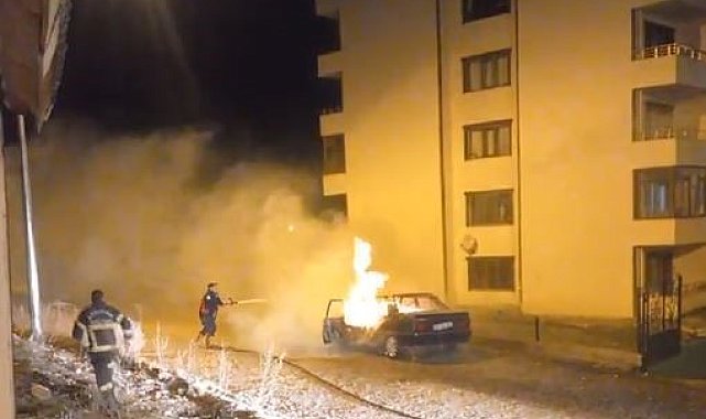 Ardahan&#039;da park halindeki otomobil alev alev yandı