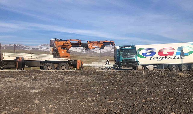 Ardahan'da tır bariyerlere çarptı