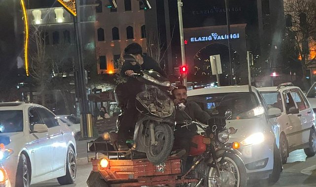 Arızalanan motoru, üstündeki sürücüyle başka bir motorla taşıdılar