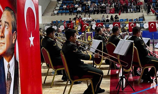 Askeri bando Hakkari'de konser verdi