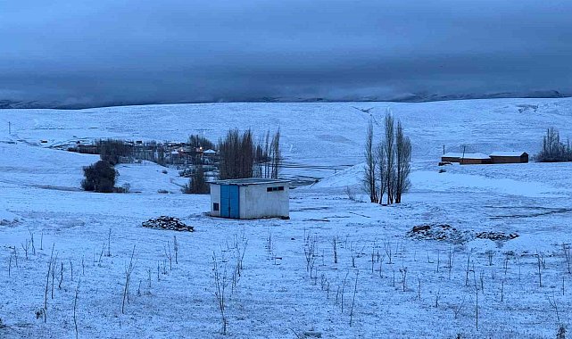 Başkale'de bayram günü kar sürprizi