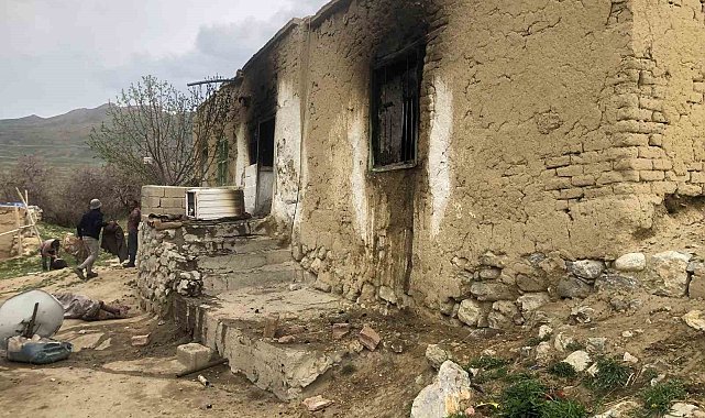 Başkale'de ev yangını