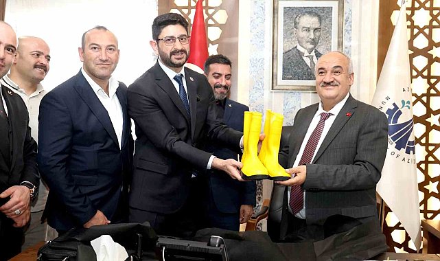 Başkan Akpunar'a anlam yüklü hediye