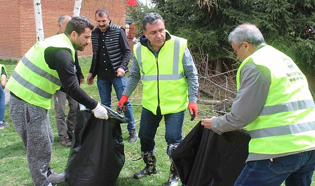 Başkan Demir eldivenlerini giyerek çöp topladı