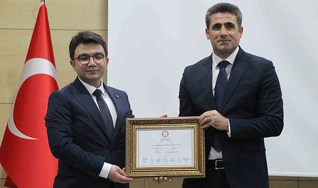Bingöl Belediye Başkanı Erdal Arıkan mazbatasını aldı