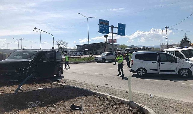 Bingöl'de minibüs ve hafif ticari araç çarpıştı: 15 yaralı