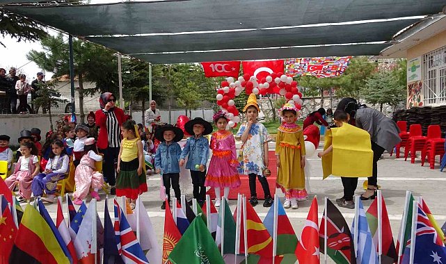 Bitlis'te 120 öğrenci 32 ülkenin kostümleriyle defile yaptı