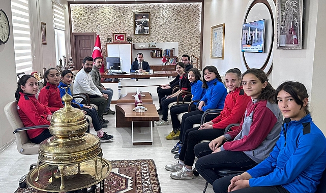 Bölge şampiyonları Kaymakam Akköz'ü ziyaret etti