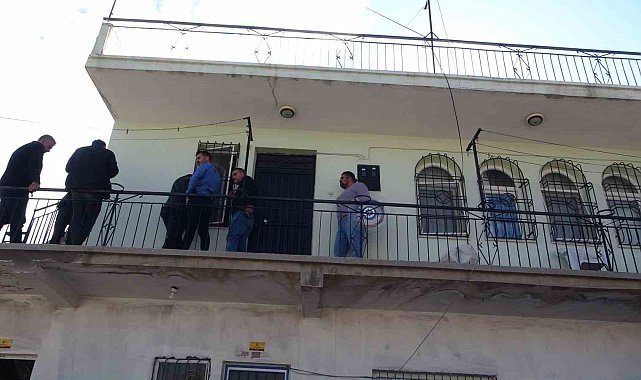 Boşanma aşamasındaki eski polis bıçakla kendini eve kapattı, ekipler alarma geçti