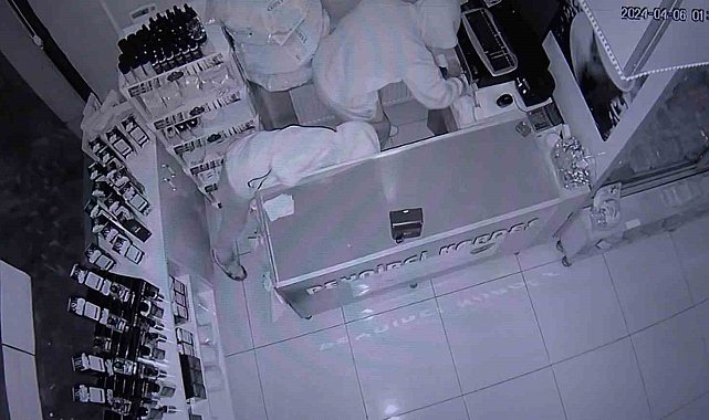 Hırsızlar dükkana zarar vermesin diye kasaya harçlık bırakıyor