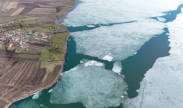Buzları erimeye devam eden Çıldır Gölü dronla görüntülendi