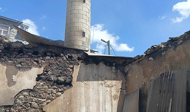 Camide çıkan yangın eve sıçradı