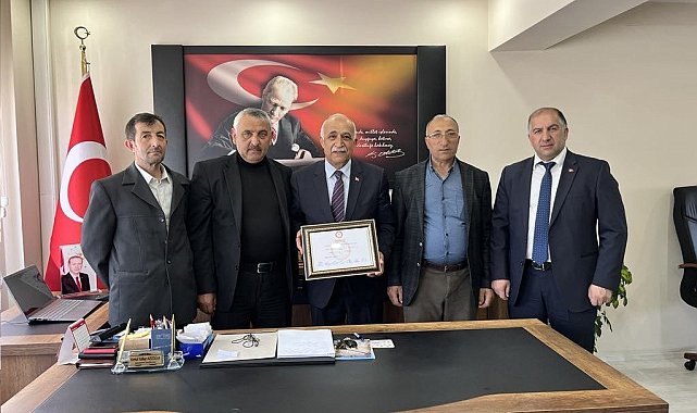 Çıldır'da seçimi kazanan AK Partililer mazbatalarını aldı