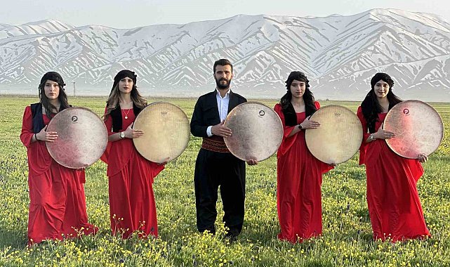 Cilo Dağı'nın eteklerinde yöresel elbiselerle erbane gösterisi