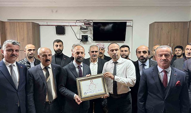 Çukurca Belediye Başkanı Nazmi Demir mazbatasını aldı
