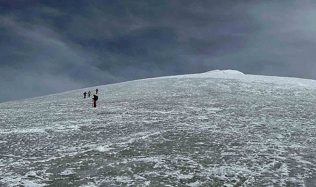 Dağcılar Ağrı Dağı eteklerinde kayak yaptı